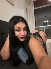 Jovencita totalmente natural y adictiva