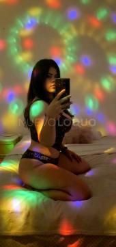 Nerea tímida y entregada