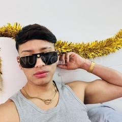 Joven deportista lampiño de cuerpo caribeño