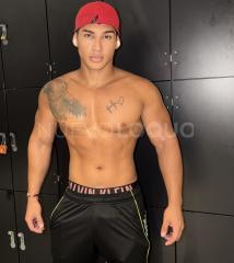 Joven atlético latino serio de visita