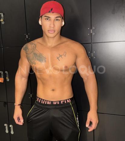  Joven atlético latino serio de visita
