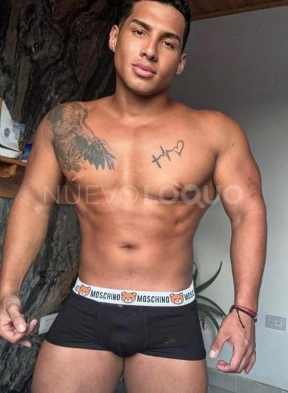  Joven atlético latino serio de visita