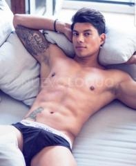 Latino de mirada y sonrisa intensa