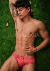 Latino de mirada y sonrisa intensa