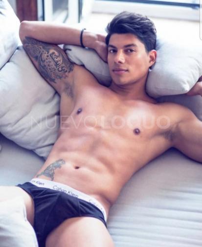  Latino de mirada y sonrisa intensa