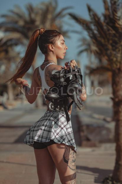  Naomi  Atractiva Rubia 
