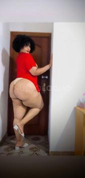 Camila Soto, morenaza dominicana de prominentes curvas naturales y . de estatura. Fuego y pasión