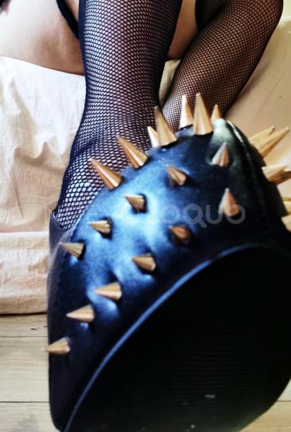  TS. MORENA GUAPA FEMENINA SEXI DOMINANTE