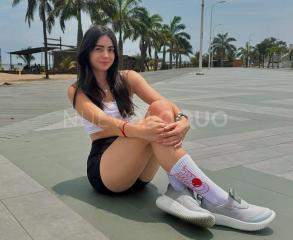 Valentina joven estudiando de  años