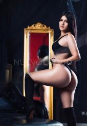 Tatiana belleza colombiana en playa den bossa