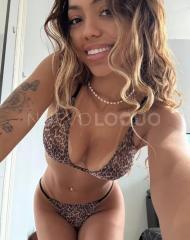 Mujer encantadora y cariñosa