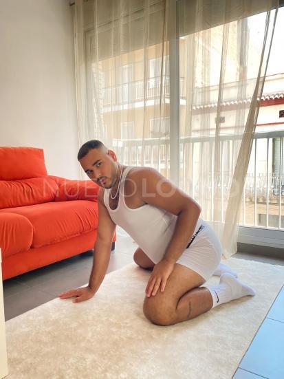  JOVEN CALIENTE COMPLACIENTE