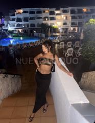 ANNA FLACA MORENA DE  años