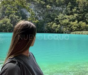 Española, risueña y natural