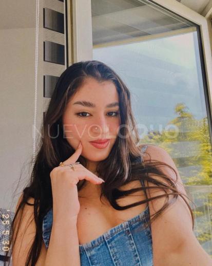  Bela latina jovencita en Plaza España