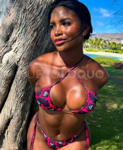  Karina escultural colombiana