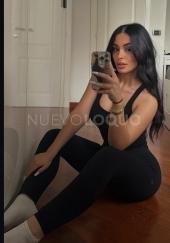 Morena servicial y cariñosa
