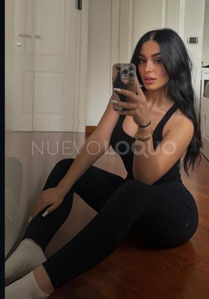  Morena servicial y cariñosa
