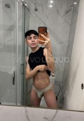 Chico colombiano delgado en tu cuidad