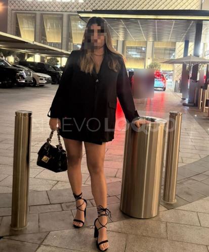  Elegante rubia española y latina