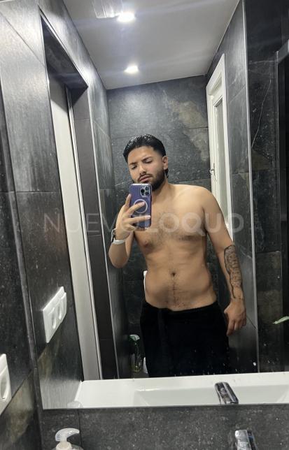  Joven latino dominante
