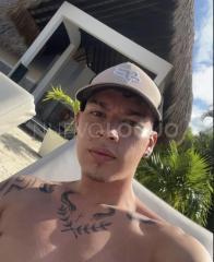 Joven Latino Complaciente de Paso