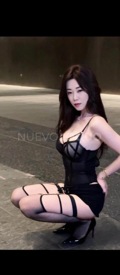  Una mujer asiática muy guapa y gentil, recién llegada a Terrassa