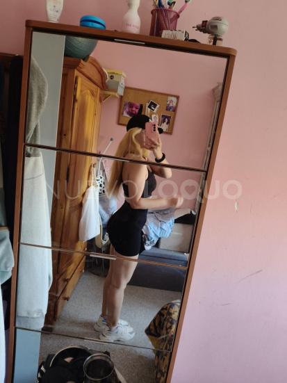  Chica cariñosa y juguetona