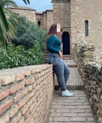 Rosa española joven curvy guapa