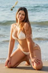 latina simpatica y sonriente