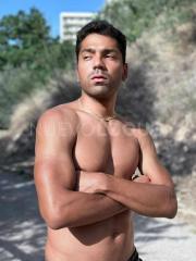 venezolano, simpático y atento”