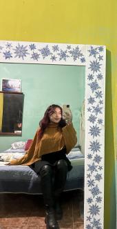 Andrea joven y hermosa en la ciudad