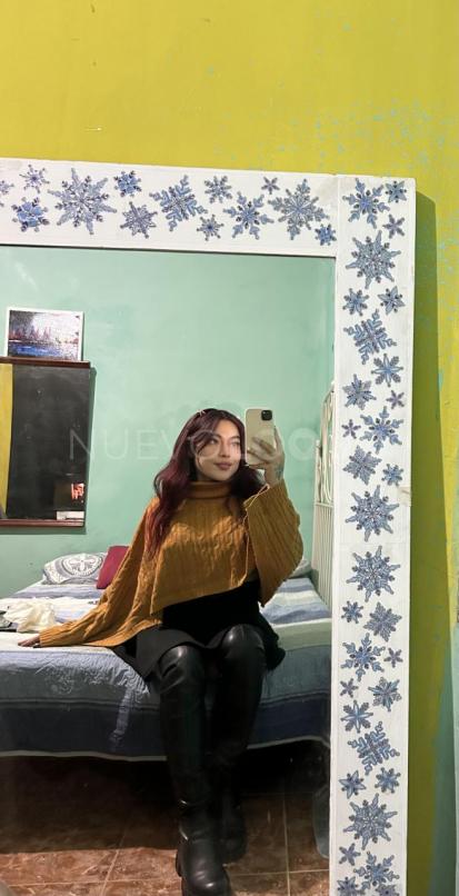  Andrea joven y hermosa en la ciudad