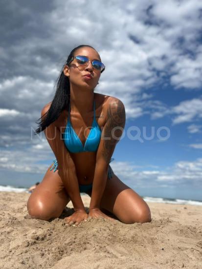  con una sonrisa encantadora