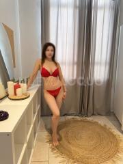 Chica oriental en centro de la Barcelona