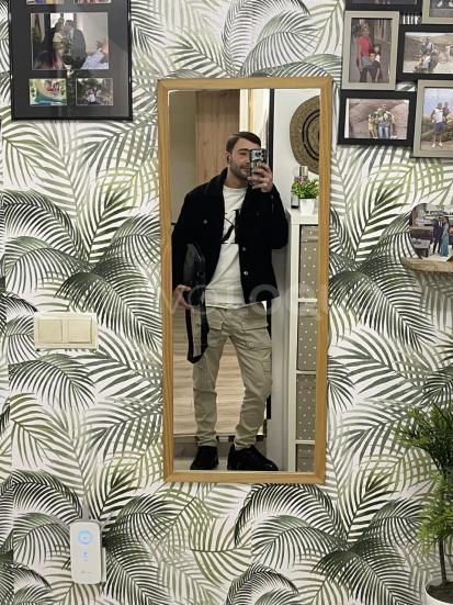  Chico español joven se ofrece a aprender