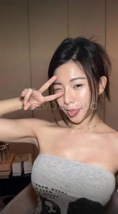 La mujer asiatica rica acompañante