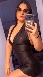 Joven divertida caliente y cariñosa
