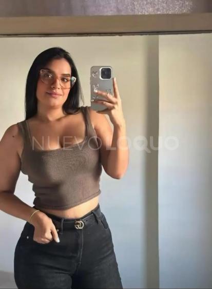  Joven divertida caliente y cariñosa