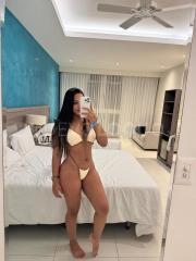 Hermosa latina recién llegada.