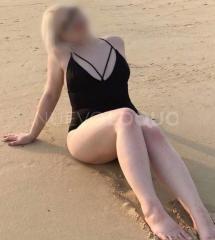 UNA CHICA COMPLACIENTE