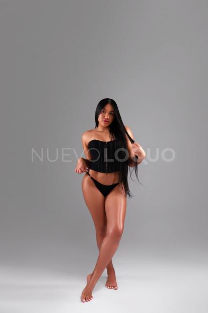  Morena con ricas curvas