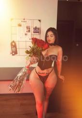 Mujer exuberante, alegre y delicada