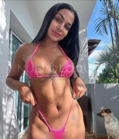  Latina cariñosa y caliente
