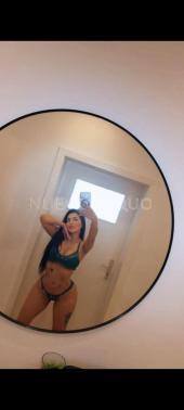 hermosa y complaciente