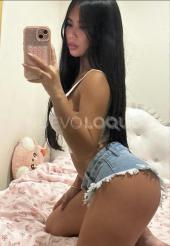 Joven latina exhuberante cariñosa real