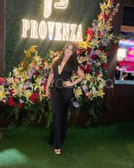 Latina colombiana alta y elegante.