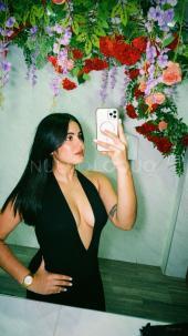 Latina colombiana alta y elegante.