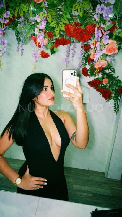  Latina colombiana alta y elegante.