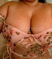Mujer latina ardiente juguetona complaci